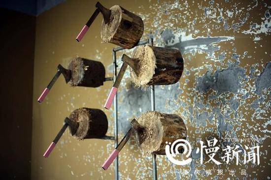 墙皮和木桩上留下斑斑痕迹