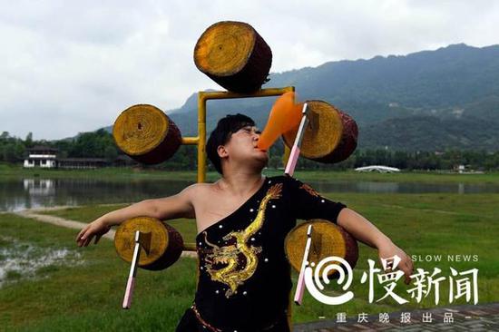 谢凤国投掷的飞斧准确地将气球砍破,蒋远涛毫发无伤。