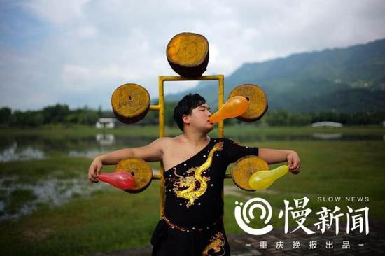 徒弟蒋远涛拿着气球,作为靶子。