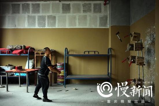 为了练就百发百中的飞斧绝技,13年来谢凤国每天都会在练功房里投掷飞斧。