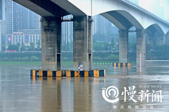 洪峰在黄花园桥礅上的水文标尺上定格