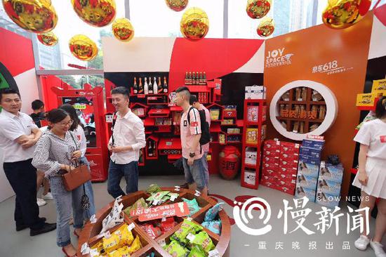 市民在线下购物商店选购商品