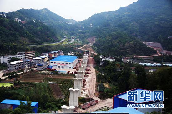 建设中的谭家河双线特大桥。新华网发(刘兴敏 摄)