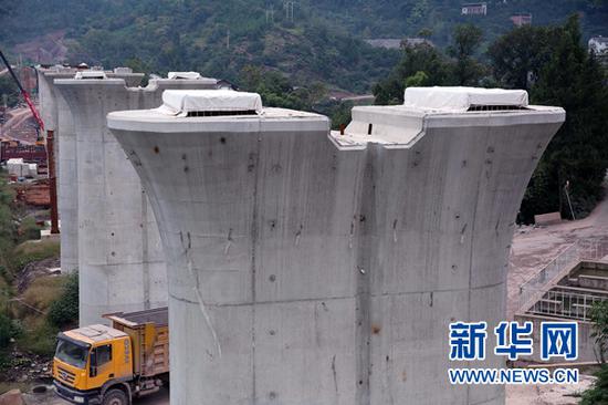 建设中的谭家河双线特大桥。新华网发(刘兴敏 摄)