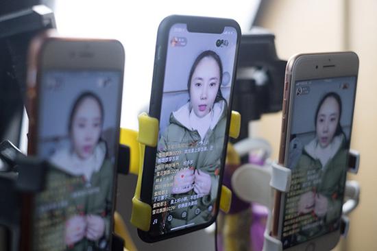 姜兰直播卖东西。 周平浪 图