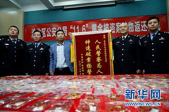 被盗金饰专柜老板陈先生向渝北警方赠送锦旗。新华网 张免 摄