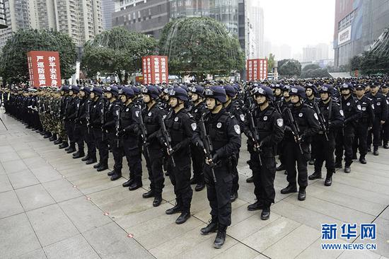 重庆警方全市社会面大巡防工作启动仪式现场。新华网 张免 摄