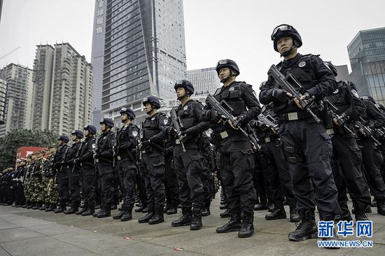 重庆警方全市社会面大巡防工作启动仪式上的特警方队。 新华网 张免 摄