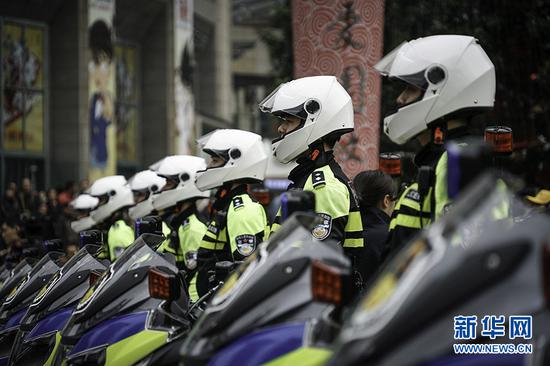重庆警方全市社会面大巡防工作启动仪式上的交巡警方队。 新华网 张免 摄