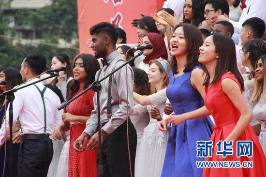 活动现场,多国学生合唱歌曲《相亲相爱》。新华网 王位 摄