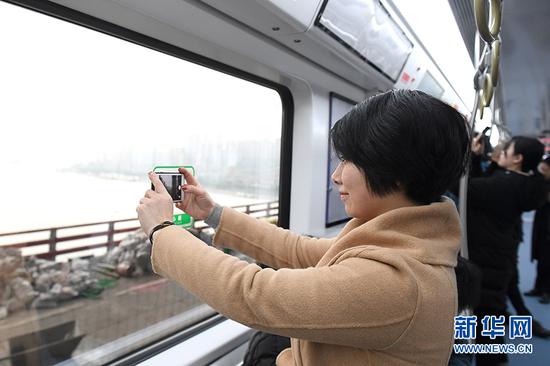 图为市民试乘轨道环线列车。新华网李相博摄