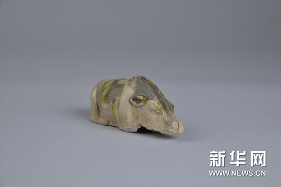唐三彩卧猪
