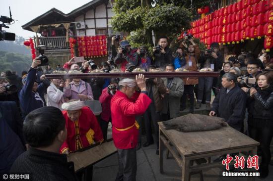 资料图:重庆“千米长宴”。图片来源:视觉中国