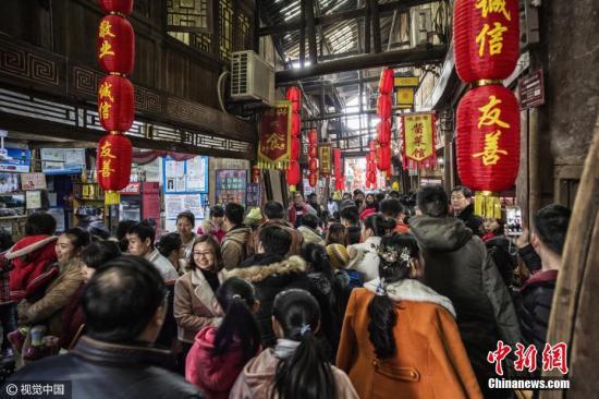 资料图:重庆“千米长宴”。图片来源:视觉中国