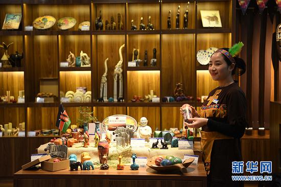 图为重庆保税体验旅游景区内肯尼亚风情馆内场景。新华网 陶玉莲 摄