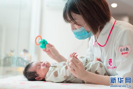 以月子中心为代表的母婴护理保健服务机构是家政服务业的细分产物。新华网发(资料图)