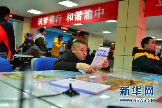 招聘会现场的求职者。新华网发(重庆市渝中区残联供图)