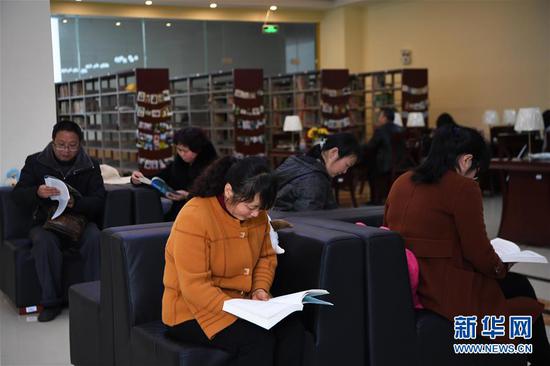 3月15日,市民在重庆文理学院图书馆阅读。