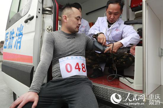 医务人员对赛后身体不适队员进行问诊。