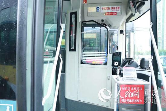 在公交车上安装的“包围式防护隔离设施”