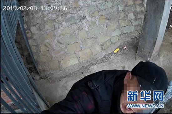 监控摄像头记录下犯罪嫌疑人拆走摄像头的过程。新华网发(云阳警方供图)