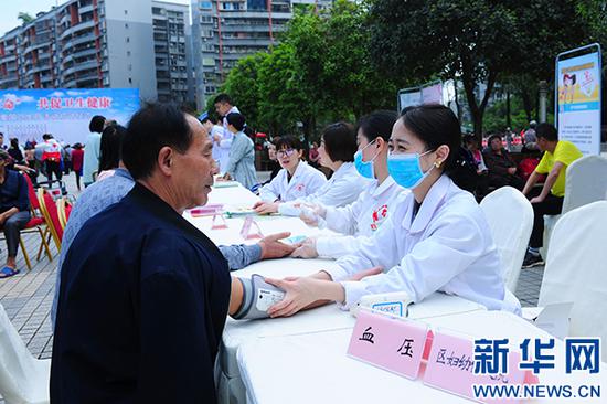 义诊义检活动。新华网发(陈英 摄)