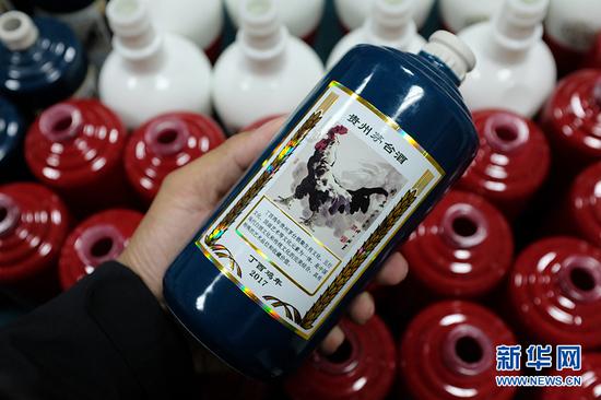 图为查获的假冒酒瓶。新华网 李相博 摄