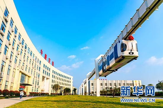 由中唐空铁自主研发的悬挂式新能源空铁。新华网发(中唐空铁 供图)