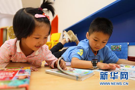 小读者在重庆图书馆少儿阅览室阅读书籍。新华网发(重庆图书馆 供图)