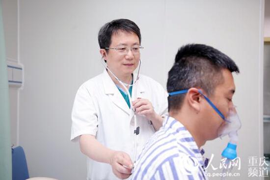 江跃全为患者做检查。李太杰 摄