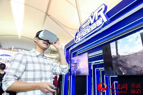 旅客戴上VR眼镜进行飞行安全体验。邹乐 摄