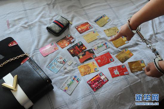 犯罪嫌疑人使用的银行卡、电话卡。新华网发 (武隆公安供图)
