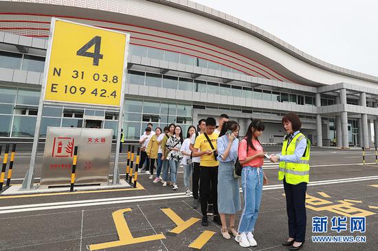 参演旅客模拟登机环节。新华网发(莫晓健 摄)