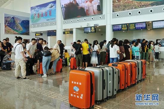 参演旅客模拟办理乘机手续环节。新华网发(莫晓健 摄)