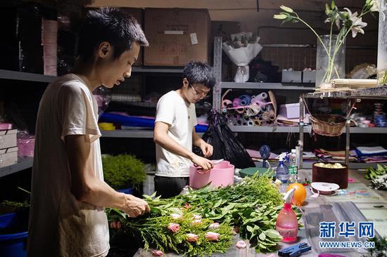 商家在制作花束、礼盒。新华网 李相博 摄