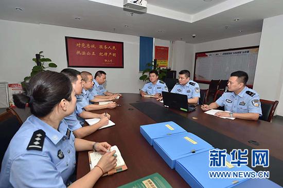 专案组民警进行案情分析。新华网发(南岸警方供图)