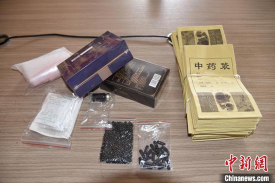 图为警方缴获的“祖传秘方”药。警方供图