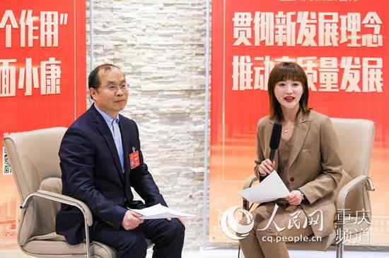 重庆市人大代表、巫溪县委书记唐德祥接受人民网专访。邹乐 摄