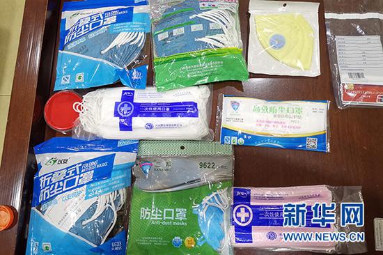 犯罪嫌疑人生产的各式假冒伪劣口罩。新华网发(重庆警方供图)