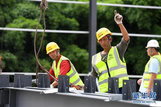 6月9日,工人在位于重庆市巴南区的渝湘高铁重庆段建设工地现场作业。新华社记者 唐奕 摄