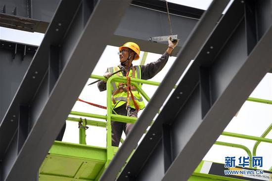 6月9日,工人在位于重庆市巴南区的渝湘高铁重庆段建设工地现场作业。
