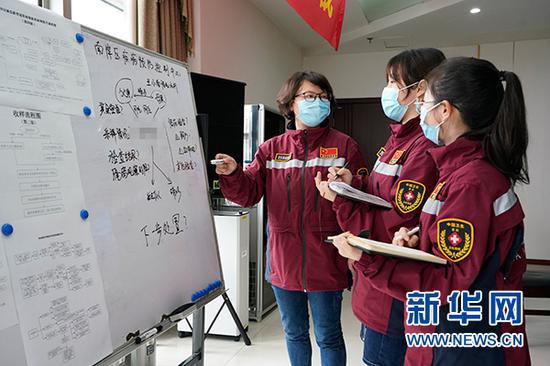 图为流调队员们探讨确诊病例处置流程。新华网 马天龙 摄