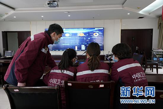 图为流调队员们根据大数据比对寻找确诊病例活动轨迹。新华网 马天龙 摄