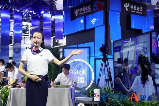 2019年智博会中国电信利用5G+8K技术携手荣昌加合夏布进行现场直播 全面展示荣昌夏布折扇之美 中国电信重庆公司供图