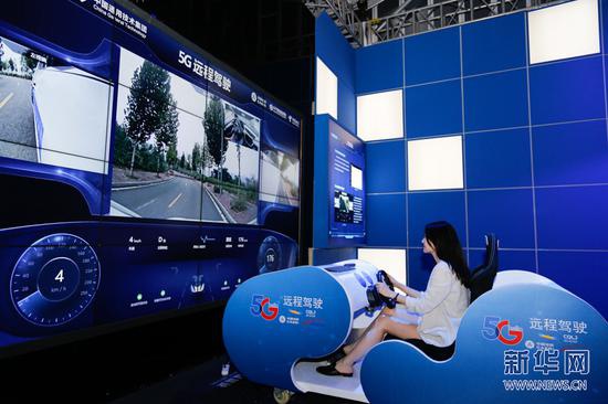 参观者正在体验5G远程驾驶技术。新华网发 耿骏宇 摄