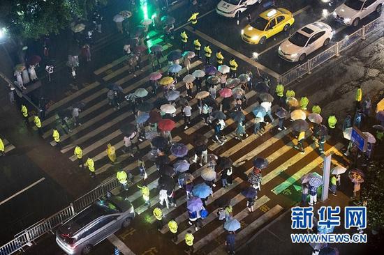 警方采取人墙阻隔等措施确保景区安全有序。新华网发