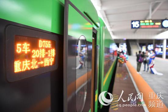 重庆北至西宁的D755次动车组列车静静停靠在站台,等待旅客上车。 李文航摄