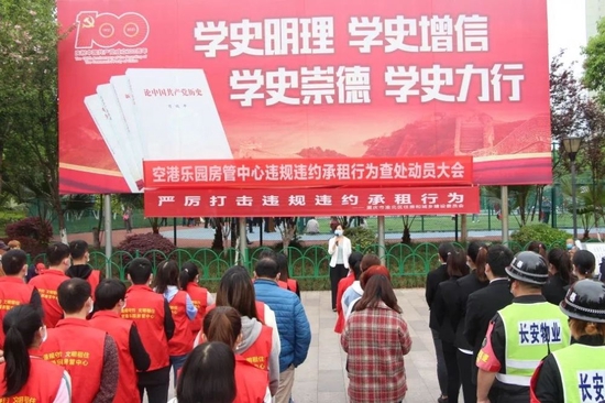 区住房城乡建委在公租房小区宣讲相关政策。杨荟琳 摄
