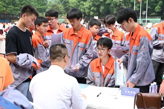 立信职业教育中心2022年校园双选会现场 立信职业教育中心供图