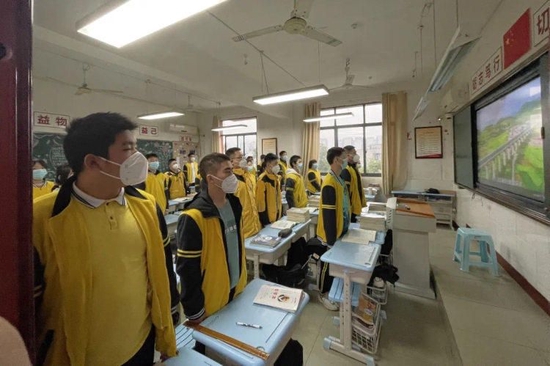 重庆市田家炳中学（B区）九年级学生在教室参加云端升旗仪式
